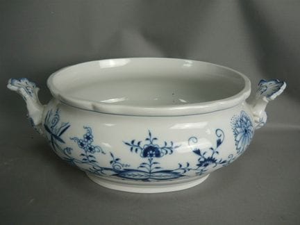 Large oval bowl with handles (lower part of a ture