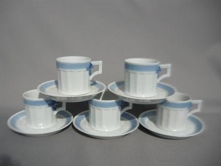 皇家哥本哈根“蓝色扇形”系列。5只带托盘的大号咖啡杯。一级品。PCL
