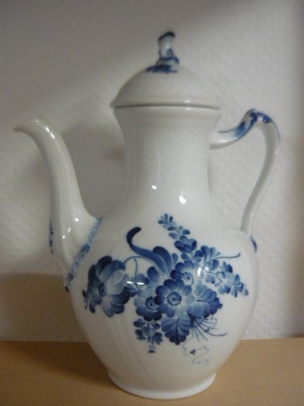 皇家哥本哈根“蓝花”系列。大茶壶 #1794。一级品。约25厘米。PCL