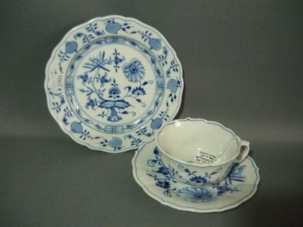 迈森（施韦特）。洋葱纹样。三件套茶具。一级品。甜点盘直径18厘米。PCL