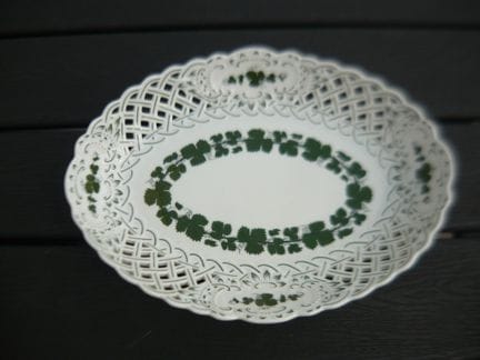 Meissen (Schwerter). Vine leaves.  Large decorativ