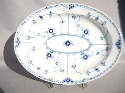 皇家哥本哈根“贻贝纹”半尖边系列。大号椭圆形餐盘 #628。一级品。约26x34厘米。PCL