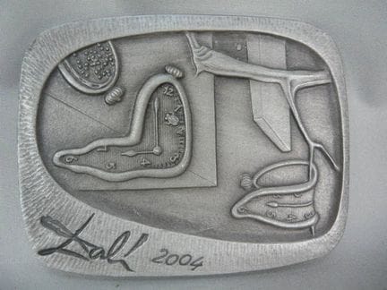 萨尔瓦多·达利（1904-1989）。金属壁挂板，2004年。尺寸约10×13厘米。SCP
