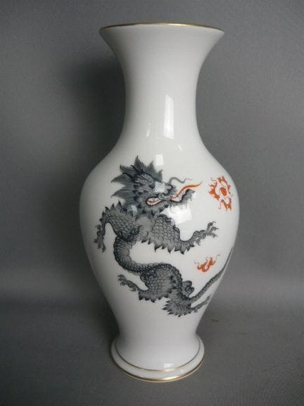 Vase. Meissen (Schwerter). "Black Court Dragon" de
