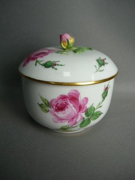 Large lidded jar. Meissen (Schwerter). "Red Rose w
