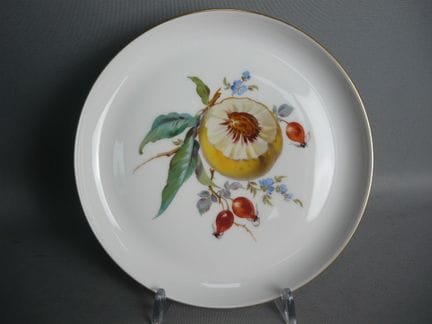 Wall plate with a fruit design. Here, peaches and 