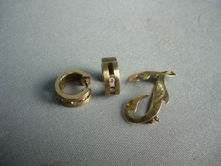 Pair of stud earrings with small stones and the le