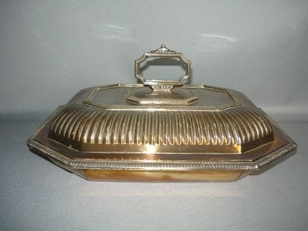 Warming dish. England, 20th century. Silver-plated