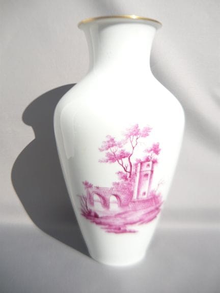 Höchst. Large vase with a landscape painting in pu