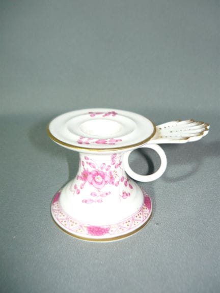 Meissen. Púrpura indio. Candelabro. Altura: 7 cm. 