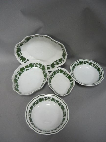 五只碗。迈森（施韦特）。饰有葡萄叶纹样。20世纪。一级品。直径约20厘米。PCL