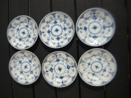 皇家哥本哈根“贻贝纹”全花边系列。6件套带花边的扁平蛋糕盘 #1088。一级品。直径15厘米。PCL