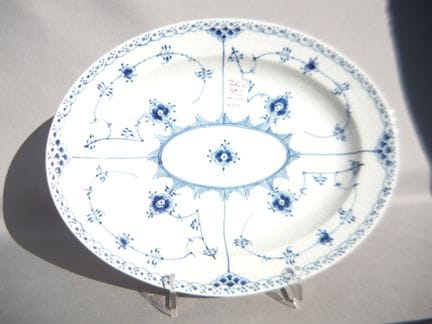 皇家哥本哈根“贻贝纹”半尖形椭圆形餐盘 #532。一级品。尺寸约24x30厘米。PCL