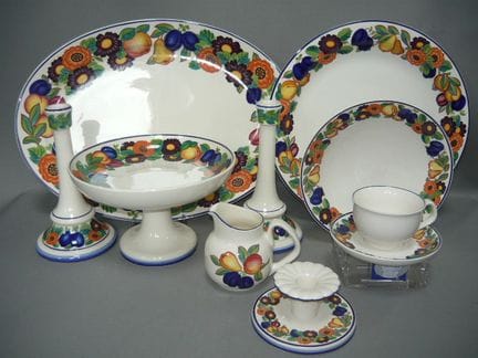 一套可供6-8人使用的全套餐具。丹麦皇家哥本哈根（Royal Copenhagen）品牌。“金色夏日
