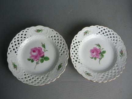 Pair of decorative plates with openwork rims. Meis
