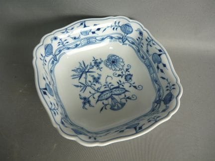 Square bowl. Meissen (Schwerter). Onion pattern de