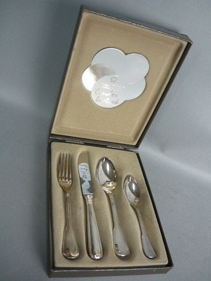 四件套儿童餐具。Auerhahn品牌。90年代镀银工艺。附带收纳盒。SIL