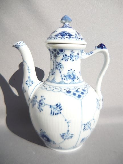 皇家哥本哈根“贻贝纹”半尖壶。壶#518。一级品。约23厘米。PCL