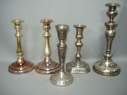 Cinco candelabros. De estilo vintage. Plateados. A