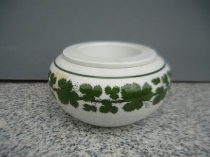 Meissen (Schwerter). Vine leaves.  Flower bowl wit