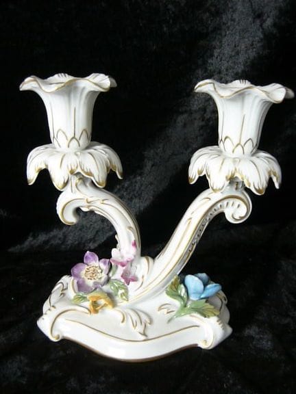 Dresde. Gran candelabro de dos brazos. Flores y ho