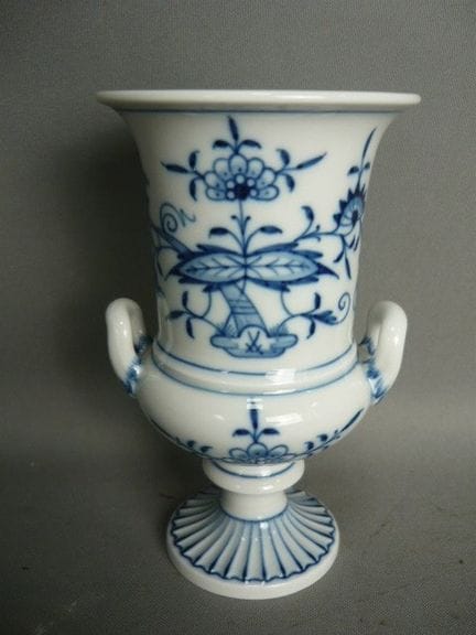 Handle vase on a foot. Meissen (Schwerter). Onion-