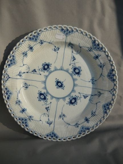 Royal Copenhagen Musselmalet Vollspitze. XL round 
