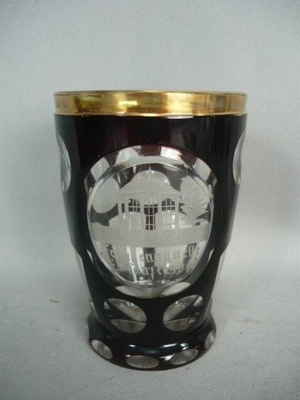 比德迈尔风格玻璃杯。深红色釉下彩。弗朗岑斯巴德的弗朗岑斯泉景观。19世纪。高1厘米。GLS