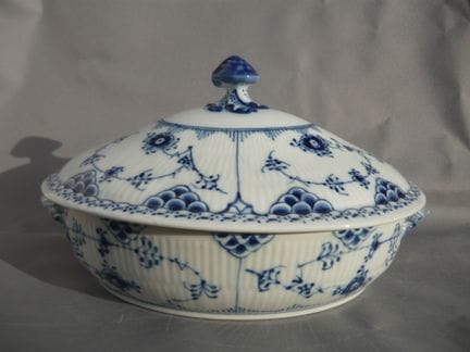 Royal Copenhagen Musselmalet Half-Point. Large ova