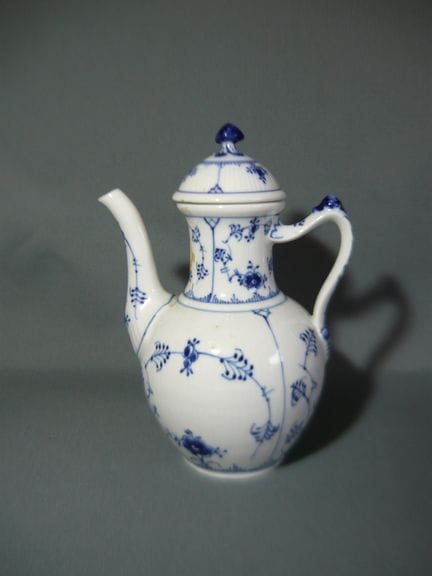 皇家哥本哈根“贻贝纹”系列。大号咖啡壶 #48。一级品。高25厘米。PCL