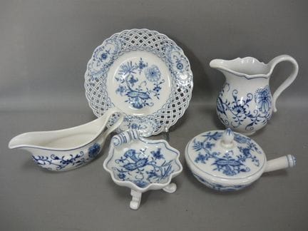 套装5件珍品。迈森。造型：新剪影。装饰：洋葱纹样。20世纪。4件为一级品，1件为二级品。最大直径约1