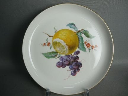 Wall plate with a fruit design. Here: lemon and gr