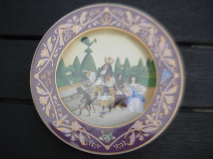Heinrich. Set of 8 wall plates featuring French fa