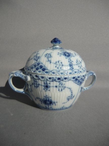 皇家哥本哈根“贻贝纹”半尖款。糖罐 #691。一级品。约10厘米。PCL