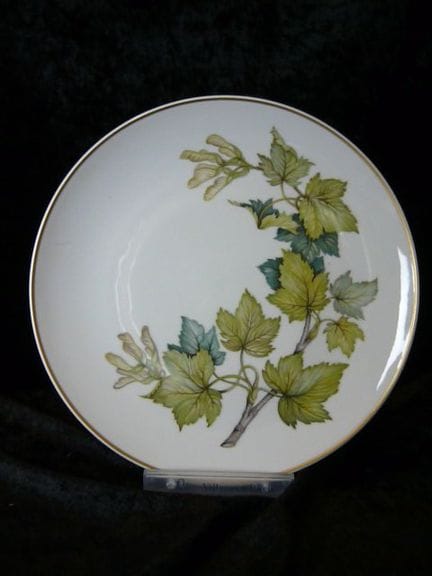 KPM Berlin. Wall plate with grapevine motif and go