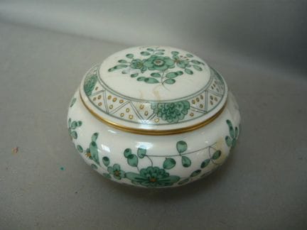 Lidded jar. Meissen (Schwerter). "Indian Green" de