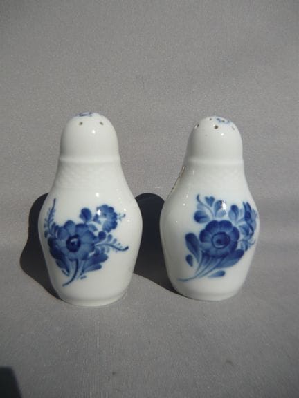 皇家哥本哈根“蓝花”系列。盐罐与胡椒罐。一级品。高10厘米。PCL