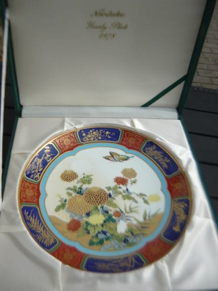 Noritake。1978年XXL周年纪念盘，附天鹅绒礼盒。限量发行，逐一编号。直径36厘米。PCL