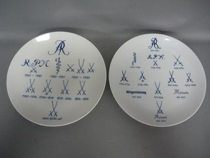 两只带有厂徽的壁挂盘。迈森（施韦特）。釉下蓝彩。一级品。直径 25.5 厘米。PCL