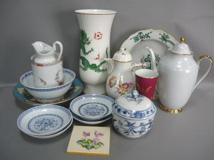 一套瓷器。包括福尔斯滕贝格、迈森、中国餐厅及KPM品牌。所有器物均有破损，部分破损严重。最大尺寸约2