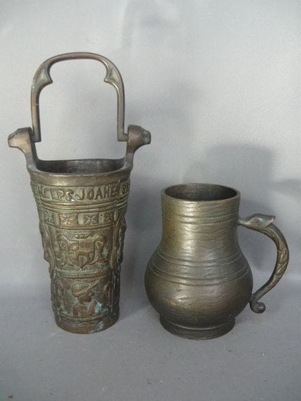 两个带提手的器皿。据推测为青铜制品。高15和24厘米。COL