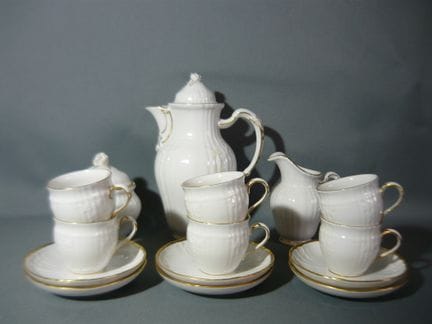 KPM Rocaille 系列，带金边。6人份摩卡咖啡套装。近乎全新。一级品。咖啡壶高约25厘米。（