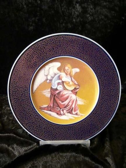 KPM Berlin. Exclusive plate featuring a playing an