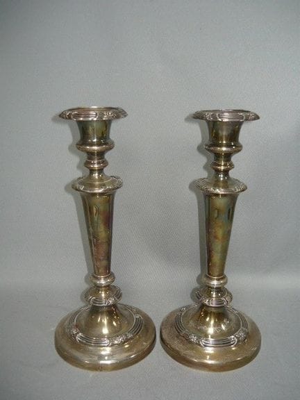 Par de candelabros de mesa antiguos de gran altura