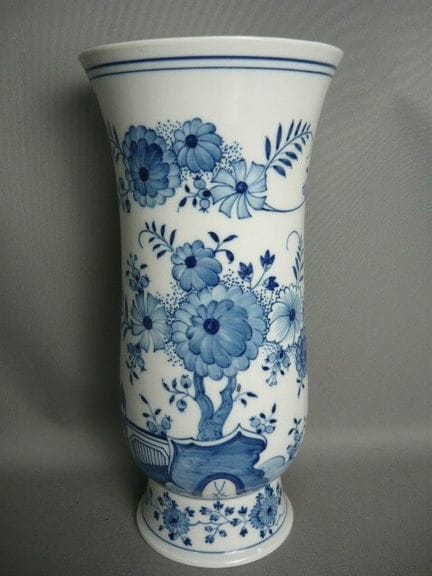 Vase. Meissen (Schwerter). Blue underglaze decorat