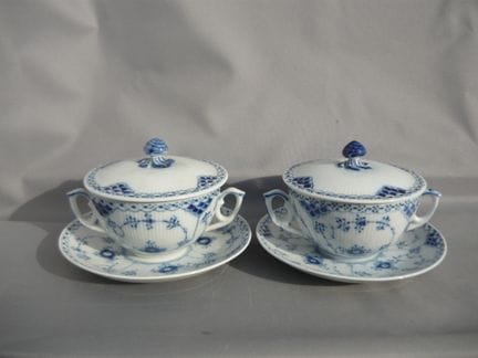 Royal Copenhagen Musselmalet Halbspitze. Pair of l