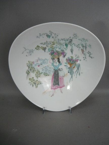 Large table bowl featuring an Italian woman. Desig