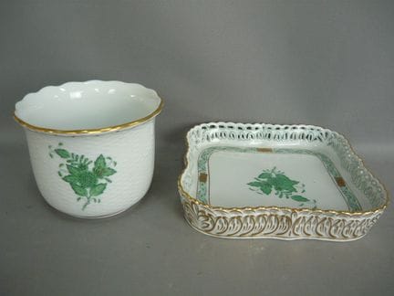 Set consisting of a planter and an openwork basket