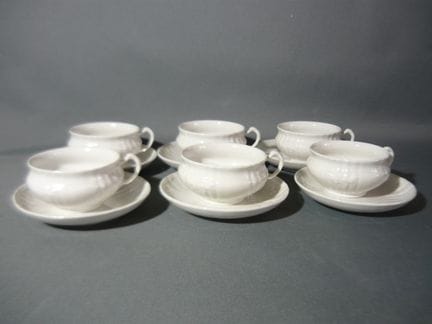 KPM 柏林 Rocaille 白色系列。6只带托盘的小茶杯。一级品。崭新如初，未曾使用。PCL