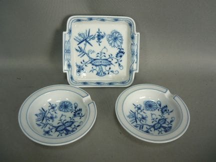 三个烟灰缸。迈森（施韦特）。1934年后生产的标记。造型为“新镂空”款。装饰为釉下蓝彩洋葱纹样。一级